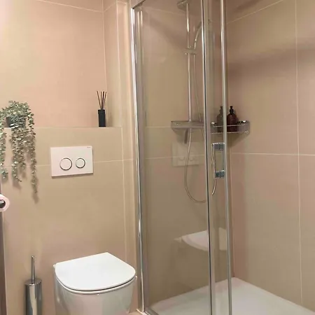 Lägenhet Stylish, Modern With Two Bedrooms, Located In The Vibrant Heart Of T110